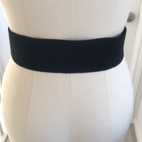 Black stretch belt. - Picture 6 of 9